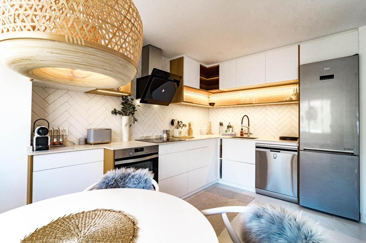 Awesome 3 Bedroom Metres From The Rdr289 Apartment